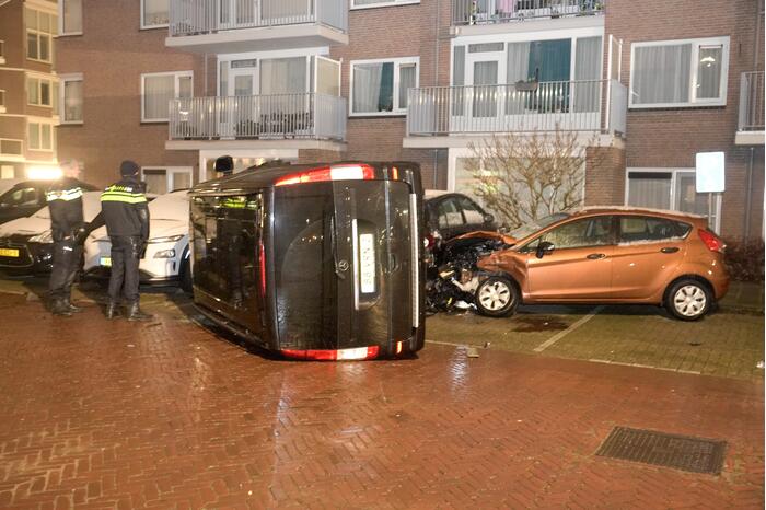 Busje knalt op auto en eindigt op zijkant