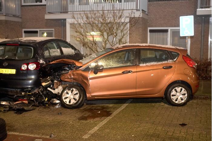 Busje knalt op auto en eindigt op zijkant