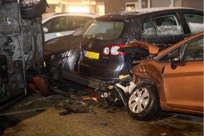 Busje knalt op auto en eindigt op zijkant