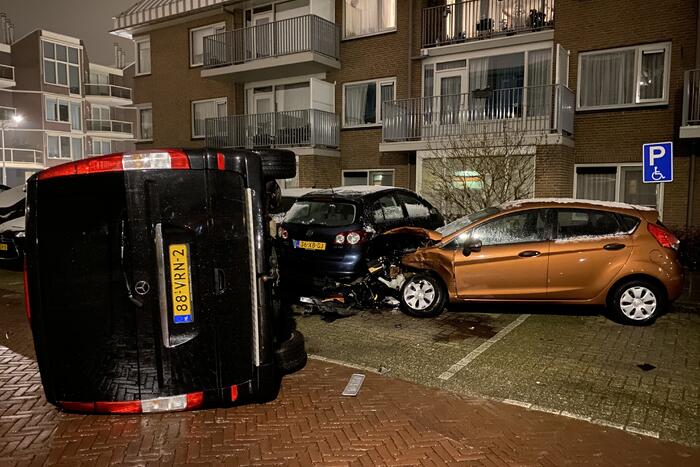 Busje knalt op auto en eindigt op zijkant