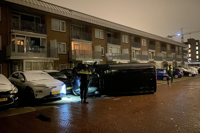 Busje knalt op auto en eindigt op zijkant
