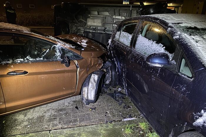 Busje knalt op auto en eindigt op zijkant