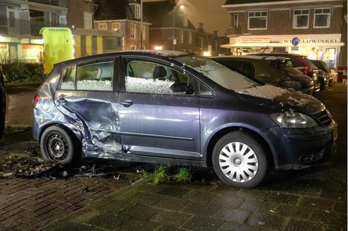 Busje knalt op auto en eindigt op zijkant