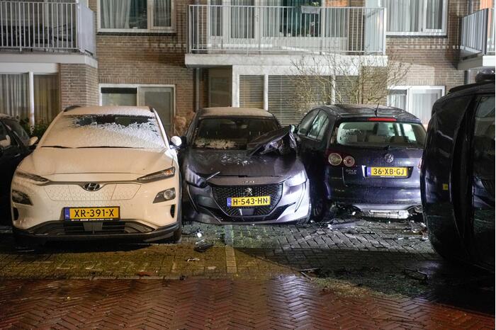 Busje knalt op auto en eindigt op zijkant