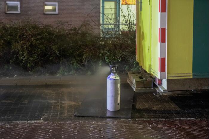 Busje knalt op auto en eindigt op zijkant