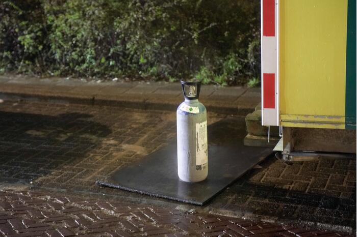 Busje knalt op auto en eindigt op zijkant