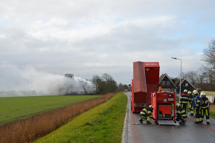 Veel rook bij dakbrand in een voormalige boerderij