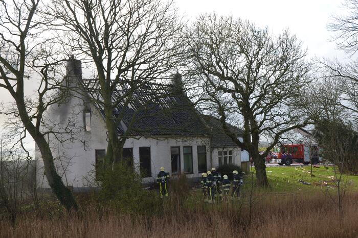 Veel rook bij dakbrand in een voormalige boerderij
