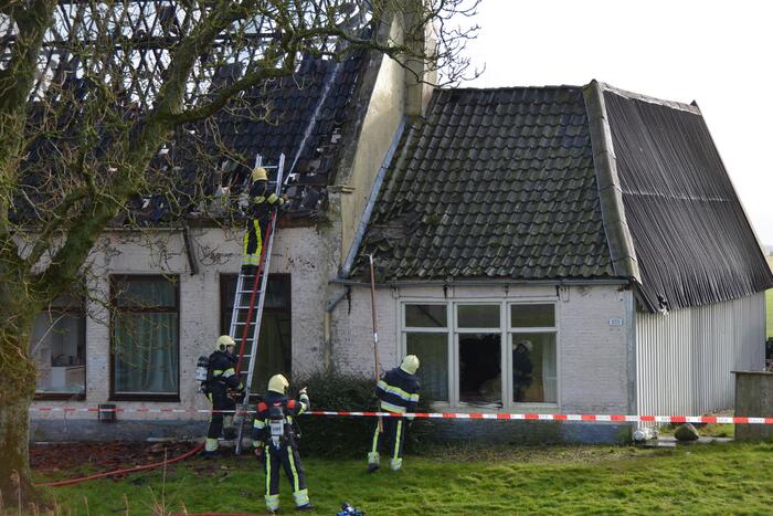 Veel rook bij dakbrand in een voormalige boerderij