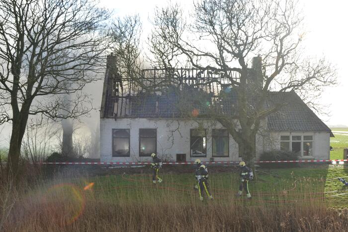 Veel rook bij dakbrand in een voormalige boerderij