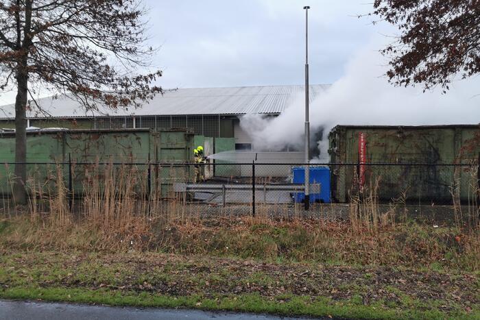 Brandweer blust afval brand bij Recquipment ICT Recycling