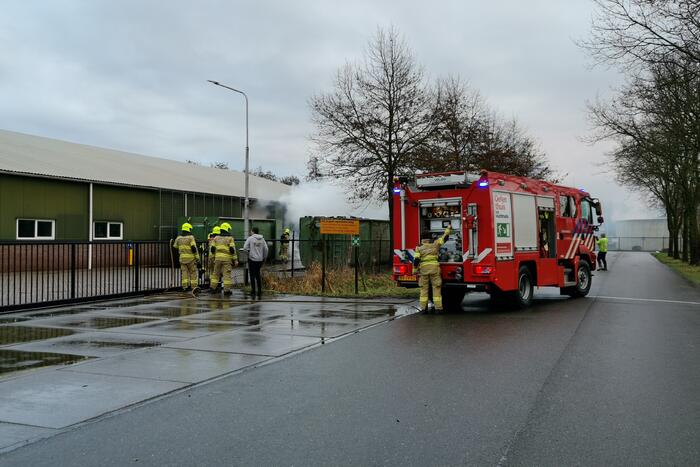 Brandweer blust afval brand bij Recquipment ICT Recycling
