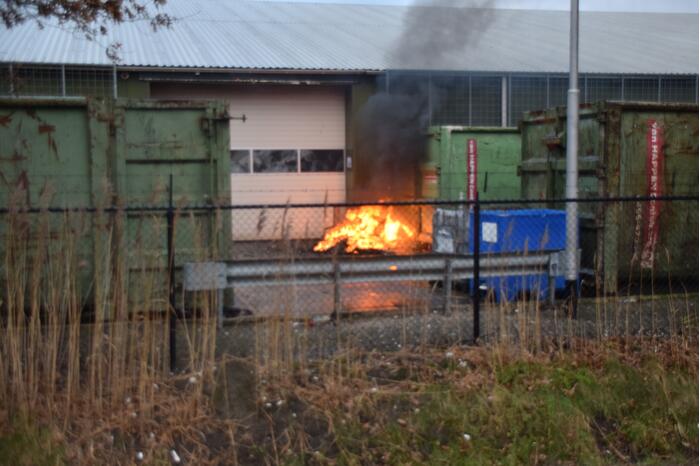 Brandweer blust afval brand bij Recquipment ICT Recycling