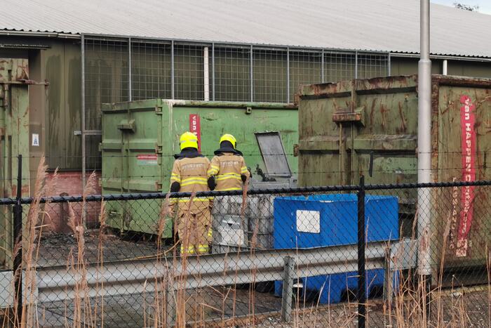 Brandweer blust afval brand bij Recquipment ICT Recycling