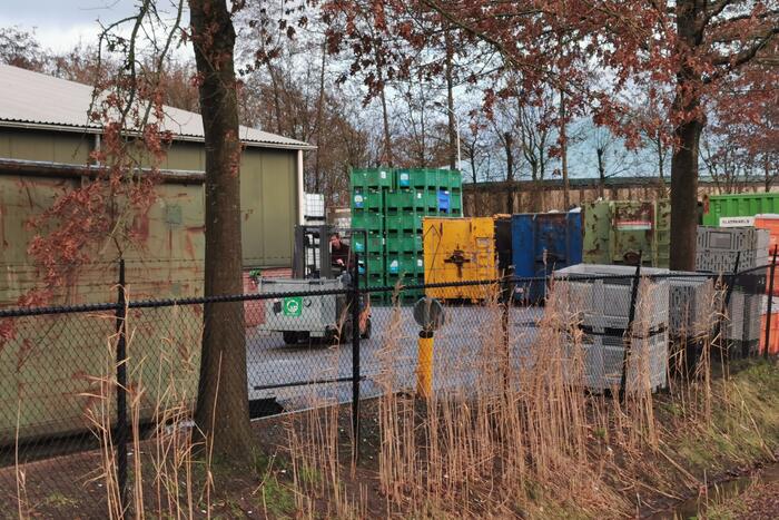 Brandweer blust afval brand bij Recquipment ICT Recycling
