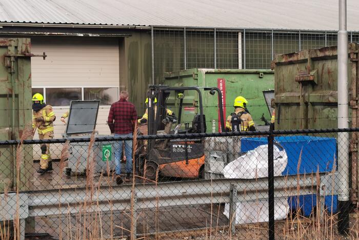 Brandweer blust afval brand bij Recquipment ICT Recycling