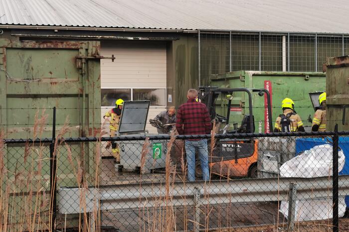 Brandweer blust afval brand bij Recquipment ICT Recycling