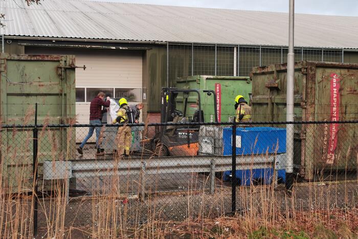 Brandweer blust afval brand bij Recquipment ICT Recycling