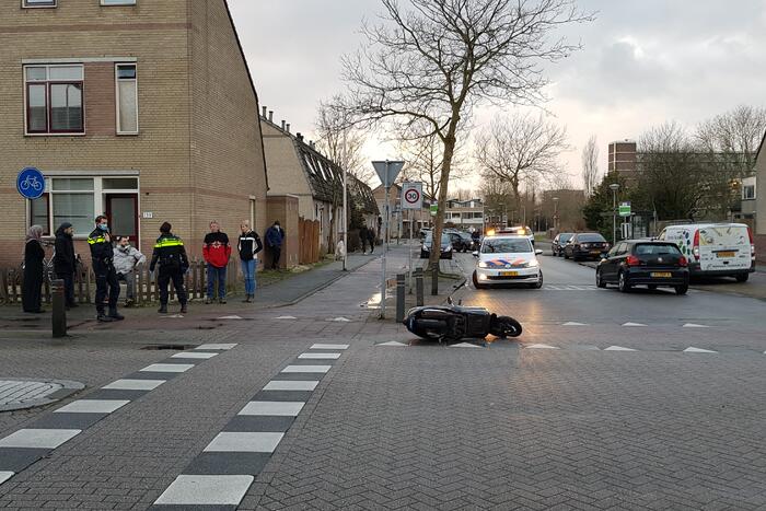 Personenauto en scooter met elkaar in aanrijding