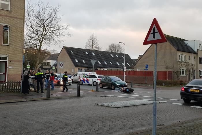 Personenauto en scooter met elkaar in aanrijding