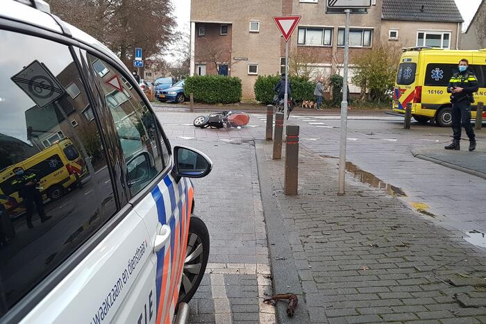 Personenauto en scooter met elkaar in aanrijding