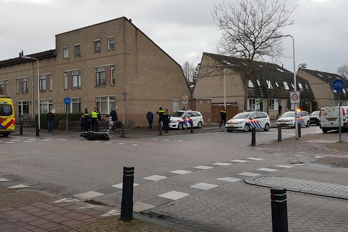 Personenauto en scooter met elkaar in aanrijding