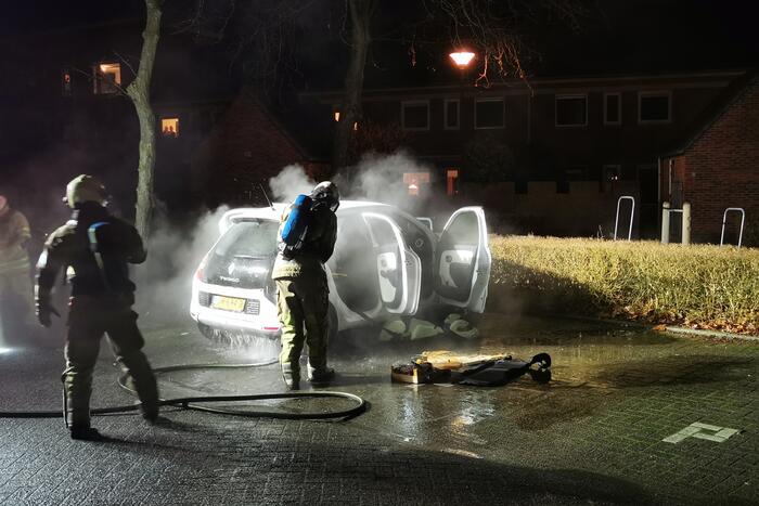Veel rook na brand in personenauto