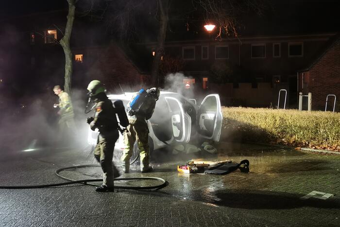 Veel rook na brand in personenauto