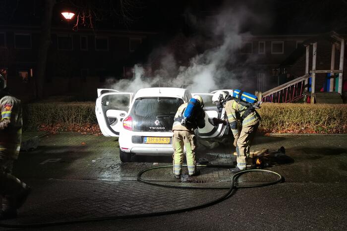 Veel rook na brand in personenauto