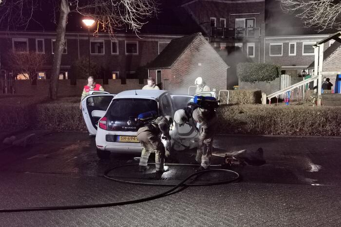 Veel rook na brand in personenauto