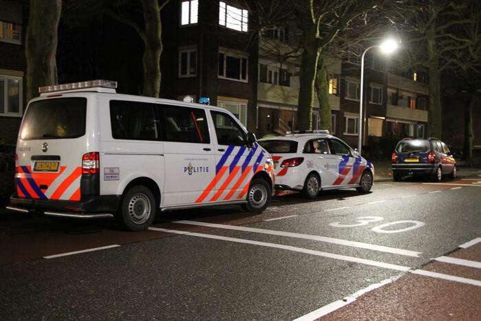 Politie valt woning binnen