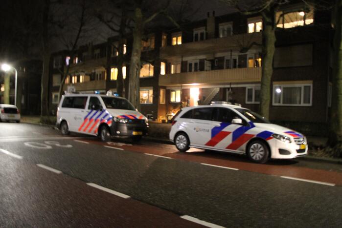 Politie valt woning binnen