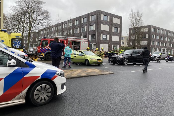 Gewonde bij aanrijding tussen twee auto's