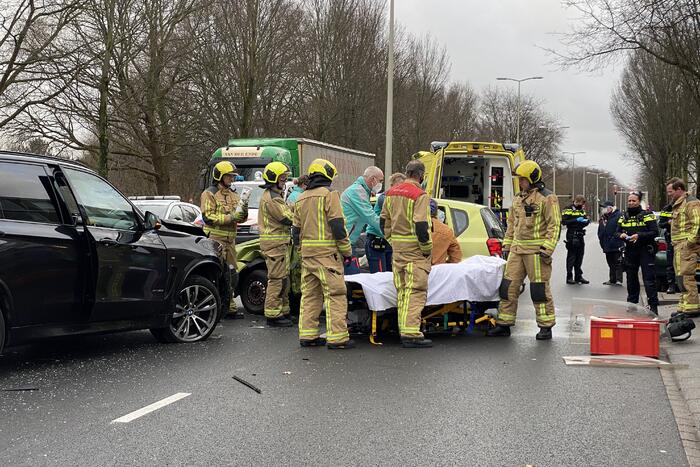 Gewonde bij aanrijding tussen twee auto's