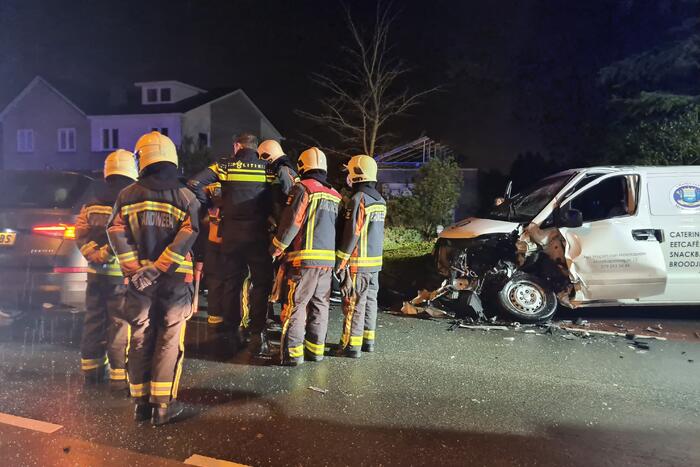 Frontale botsing tussen drie voertuigen