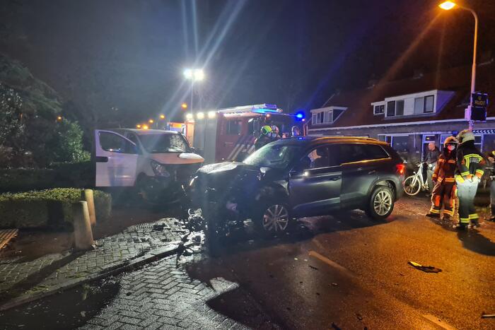 Frontale botsing tussen drie voertuigen