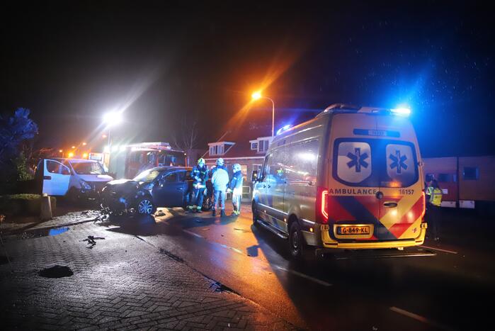 Frontale botsing tussen drie voertuigen