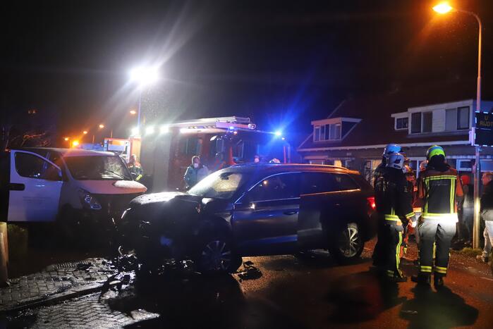 Frontale botsing tussen drie voertuigen