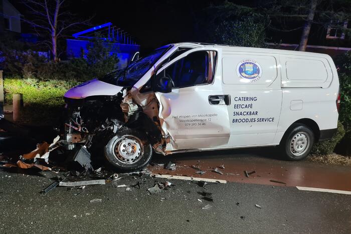 Frontale botsing tussen drie voertuigen