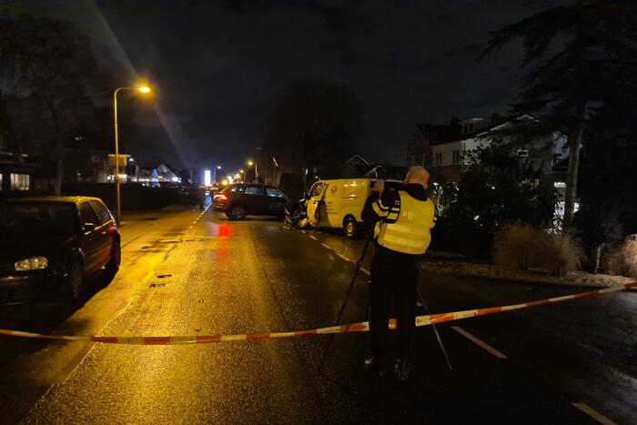 Frontale botsing tussen drie voertuigen