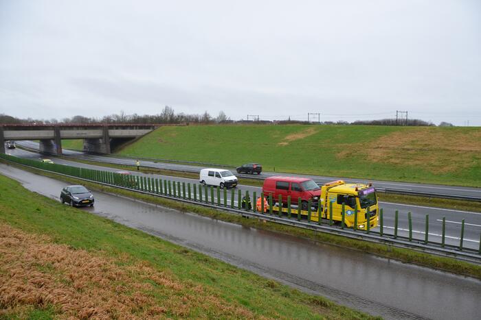 Bus rijdt tegen vangrail
