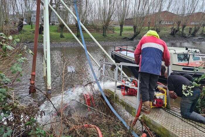 Brandweer helpt met het leegpompen van oud ponton