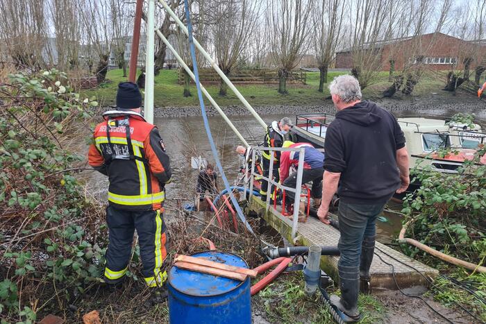 Brandweer helpt met het leegpompen van oud ponton