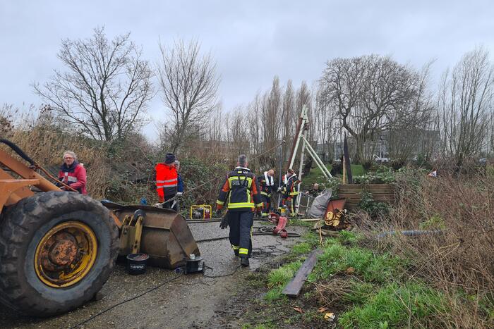 Brandweer helpt met het leegpompen van oud ponton
