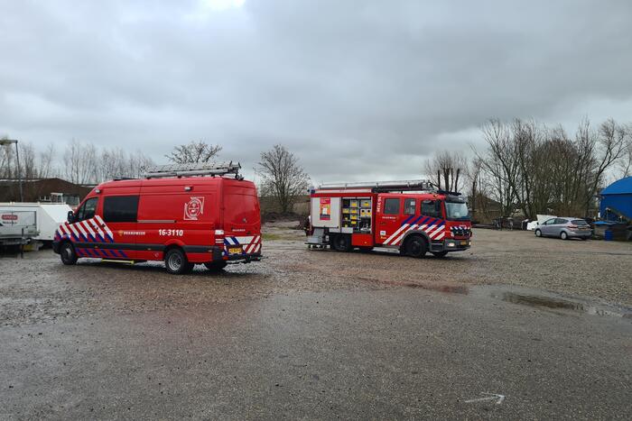 Brandweer helpt met het leegpompen van oud ponton