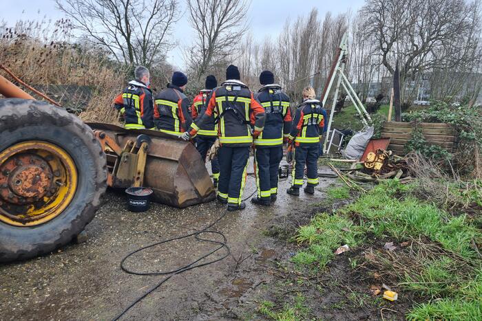 Brandweer helpt met het leegpompen van oud ponton