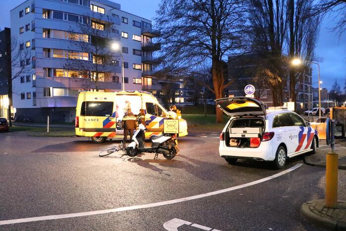 Ongeval tussen bezorgscooter en fietster