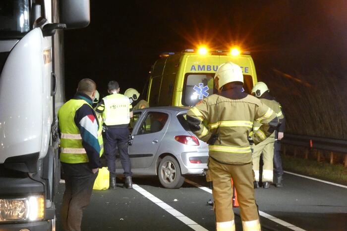 Botsing tussen auto en vrachtwagen