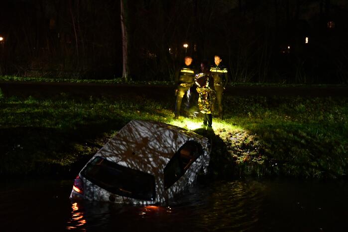 Auto geëindigd in het water