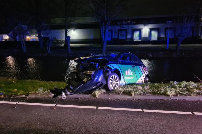 Automobilist botst met voertuig op verkeerspaal